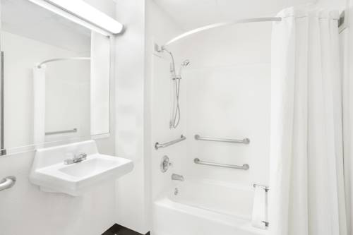 Imagen de la habitación del Hotel Super 8 by Wyndham Galesburg. Foto 9