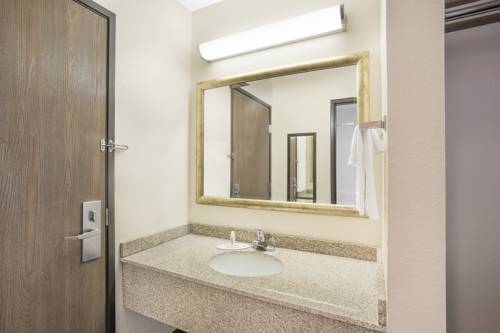 Imagen de la habitación del Hotel Super 8 by Wyndham Galesburg. Foto 10