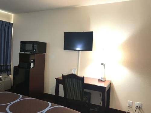 Imagen de la habitación del Hotel Super 8 by Wyndham Galesburg. Foto 13