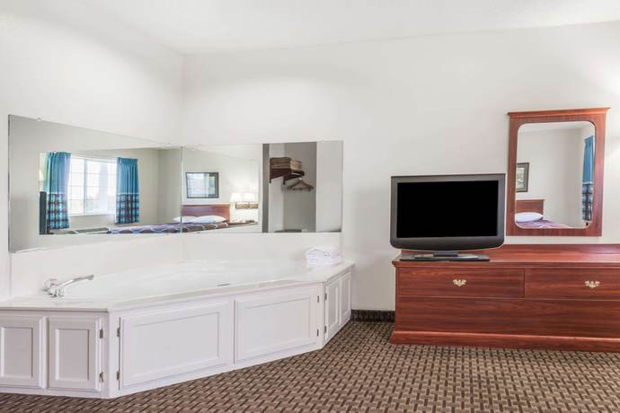 Imagen de la habitación del Hotel Super 8 by Wyndham Gardner, Gardner. Foto 10