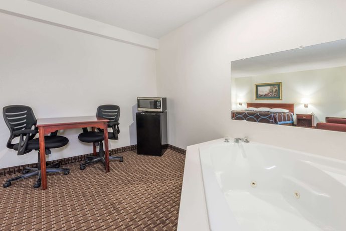 Imagen de la habitación del Hotel Super 8 by Wyndham Gardner, Gardner. Foto 11