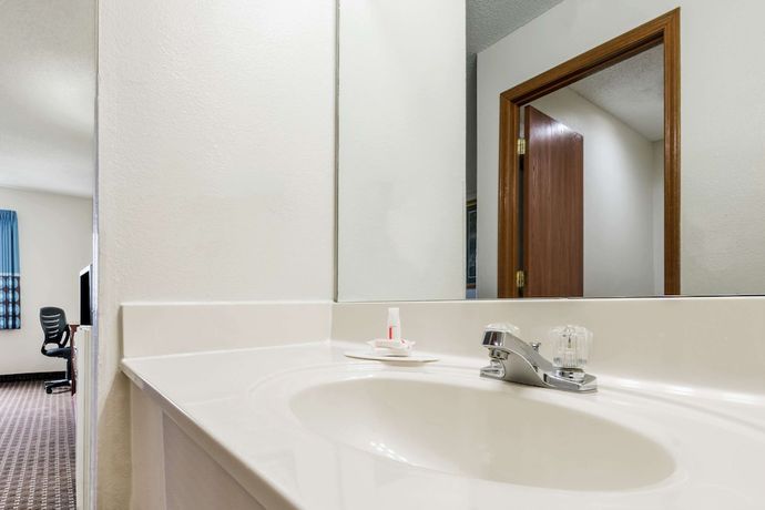 Imagen de la habitación del Hotel Super 8 by Wyndham Gardner, Gardner. Foto 12