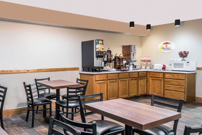 Imagen del bar/restaurante del Hotel Super 8 by Wyndham Gardner, Gardner. Foto 3