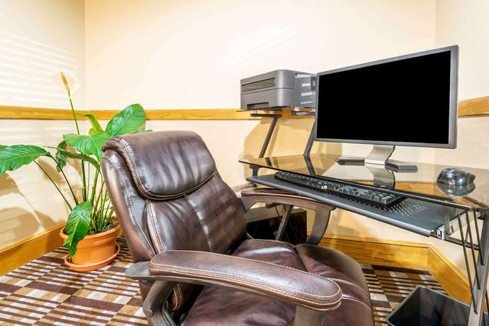 Imagen de los interiores del Hotel Super 8 by Wyndham Gardner, Gardner. Foto 15
