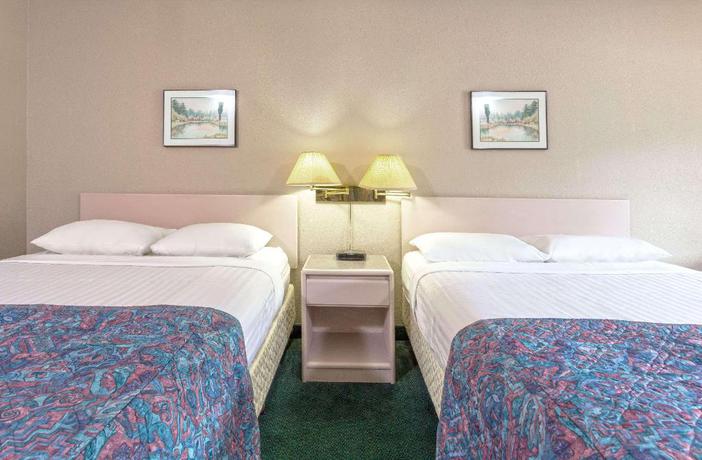 Imagen de la habitación del Hotel Super 8 by Wyndham Golden. Foto 1