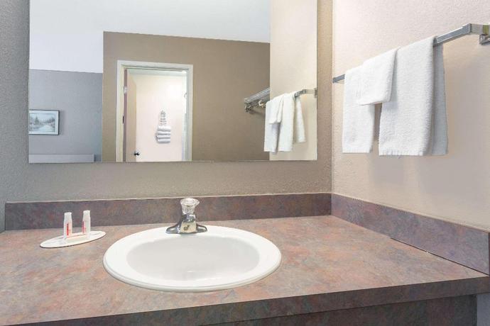 Imagen de la habitación del Hotel Super 8 by Wyndham Golden. Foto 2