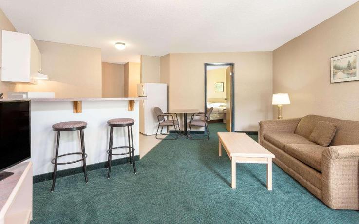 Imagen de la habitación del Hotel Super 8 by Wyndham Golden. Foto 3