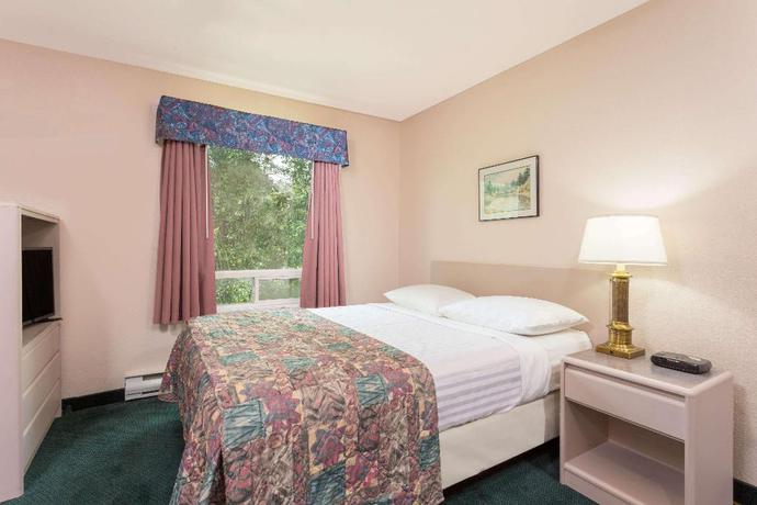 Imagen de la habitación del Hotel Super 8 by Wyndham Golden. Foto 5