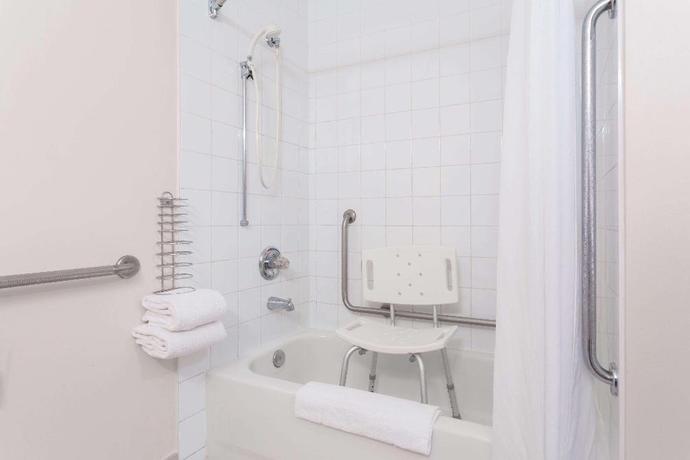 Imagen de la habitación del Hotel Super 8 by Wyndham Golden. Foto 6