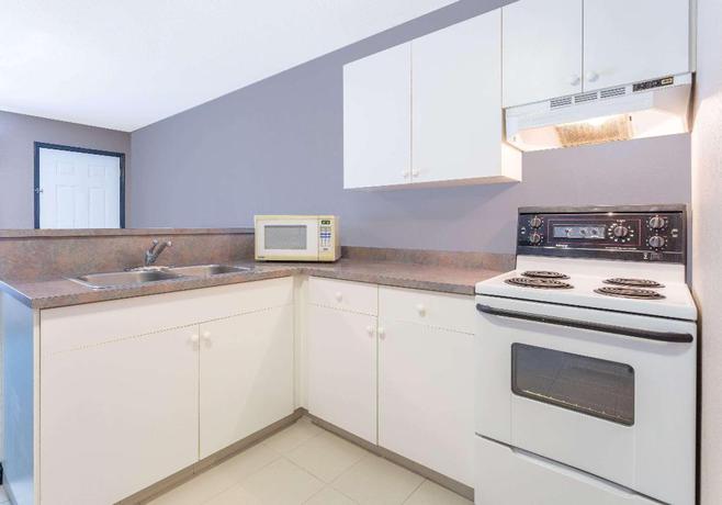 Imagen de la habitación del Hotel Super 8 by Wyndham Golden. Foto 7