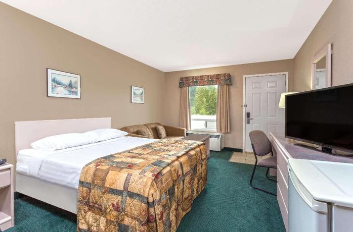 Imagen de la habitación del Hotel Super 8 by Wyndham Golden. Foto 12