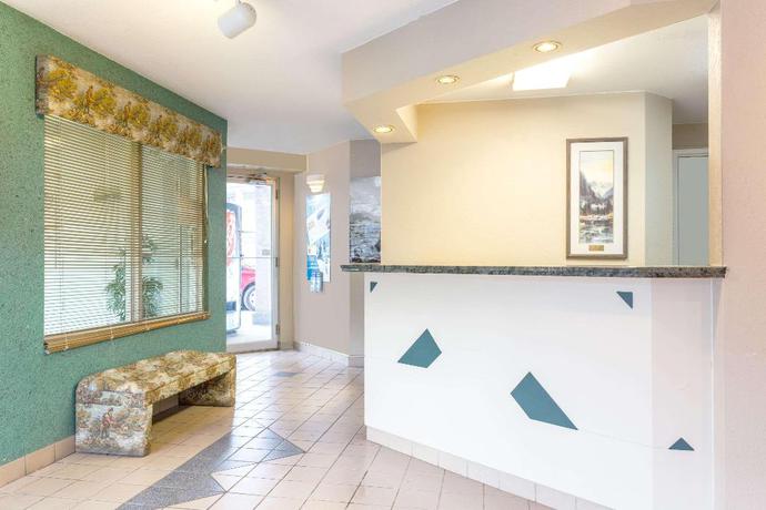 Imagen de los interiores del Hotel Super 8 by Wyndham Golden. Foto 19