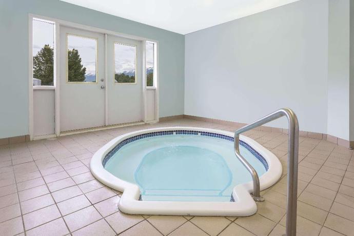 Imagen de la piscina del Hotel Super 8 by Wyndham Golden. Foto 20