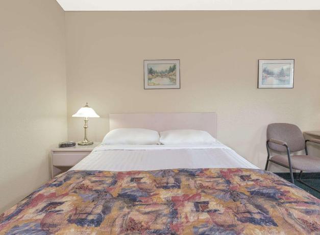 Imagen de la habitación del Hotel Super 8 by Wyndham Golden. Foto 15