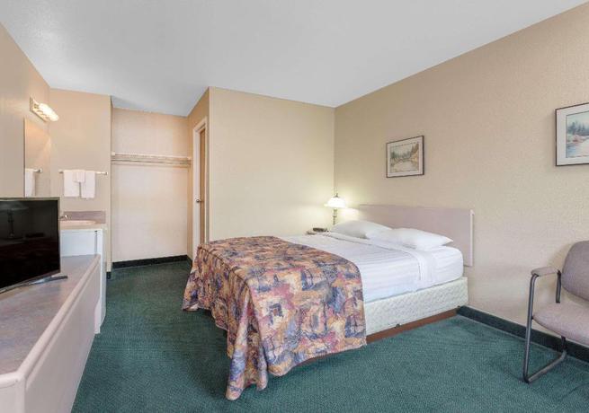 Imagen de la habitación del Hotel Super 8 by Wyndham Golden. Foto 16