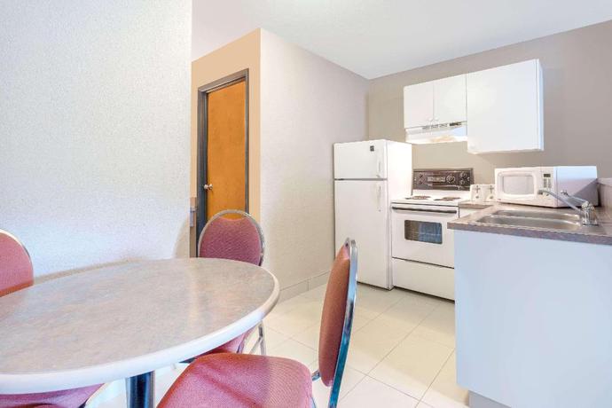 Imagen de la habitación del Hotel Super 8 by Wyndham Golden. Foto 18
