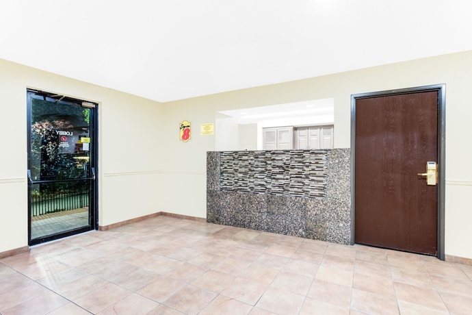 Imagen de los interiores del Hotel Super 8 by Wyndham Hagerstown I-70. Foto 14