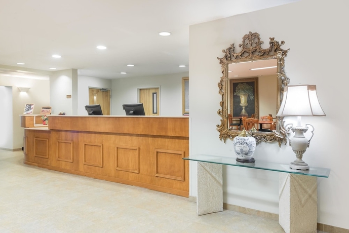 Imagen de los interiores del Hotel Super 8 by Wyndham Hagerstown/Halfway Area. Foto 16