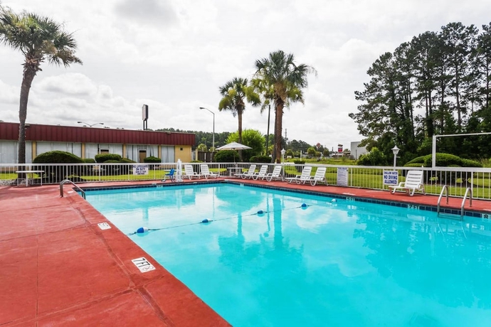 Imagen de la piscina del Hotel Super 8 by Wyndham Hardeeville/Savannah North. Foto 17