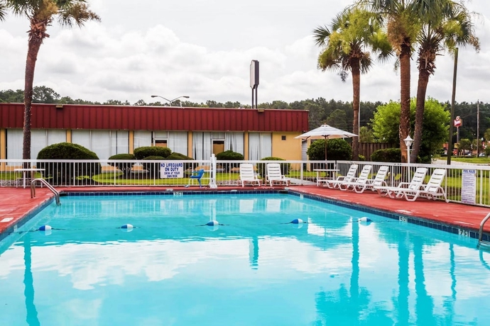 Imagen de la piscina del Hotel Super 8 by Wyndham Hardeeville/Savannah North. Foto 18