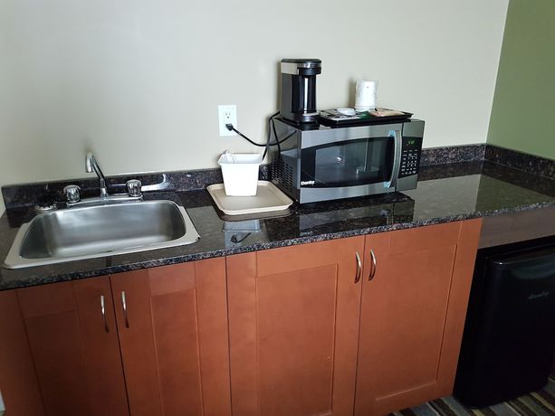 Imagen de la habitación del Hotel Super 8 by Wyndham Hardisty. Foto 2