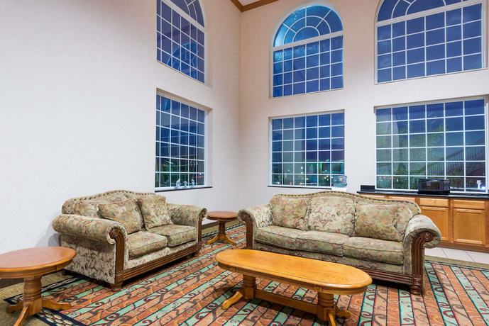 Imagen de los interiores del Hotel Super 8 by Wyndham Harrisburg Hershey North. Foto 15