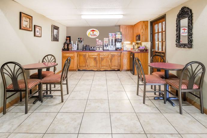 Imagen del bar/restaurante del Hotel Super 8 by Wyndham Harrison AR. Foto 4