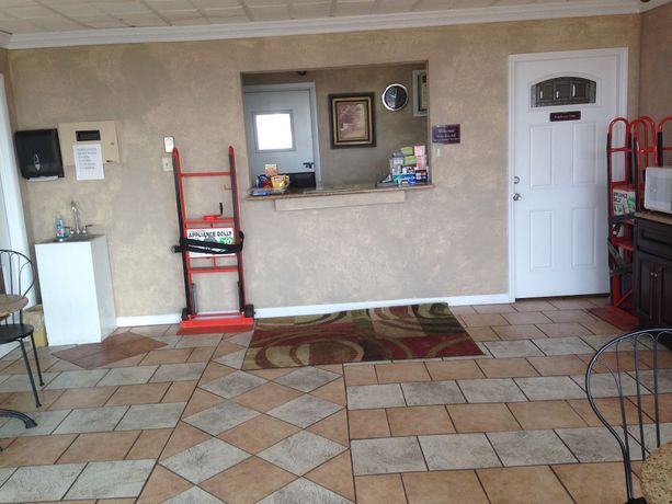 Imagen de los interiores del Hotel Super 8 by Wyndham Hazleton. Foto 12