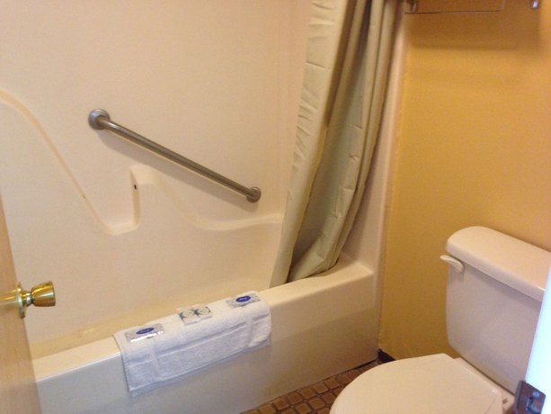 Imagen de la habitación del Hotel Super 8 by Wyndham Hazleton. Foto 10