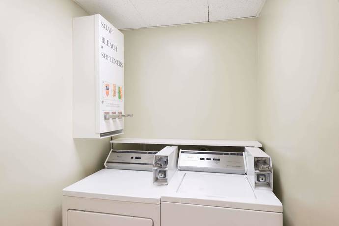 Imagen de los interiores del Hotel Super 8 by Wyndham Henrietta/Rochester Area. Foto 12