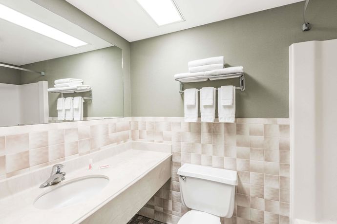 Imagen de la habitación del Hotel Super 8 by Wyndham Henrietta/Rochester Area. Foto 7