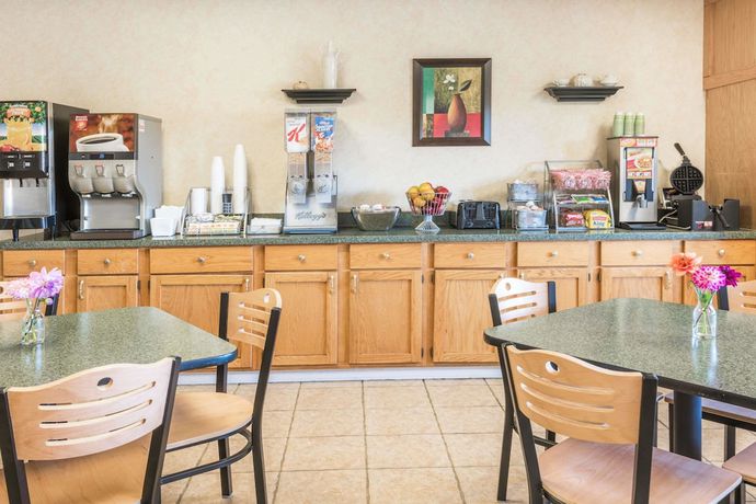 Imagen del bar/restaurante del Hotel Super 8 by Wyndham Henrietta/Rochester Area. Foto 2