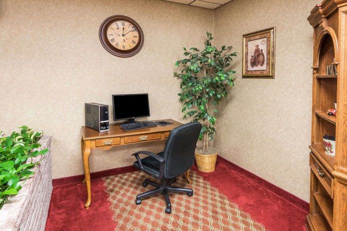 Imagen de los interiores del Hotel Super 8 by Wyndham Henrietta/Rochester Area. Foto 15