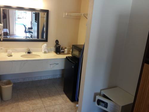 Imagen de la habitación del Hotel Super 8 by Wyndham Homestead Florida City Gateway to Keys. Foto 14