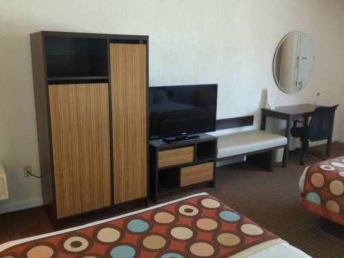 Imagen de la habitación del Hotel Super 8 by Wyndham Homestead Florida City Gateway to Keys. Foto 15