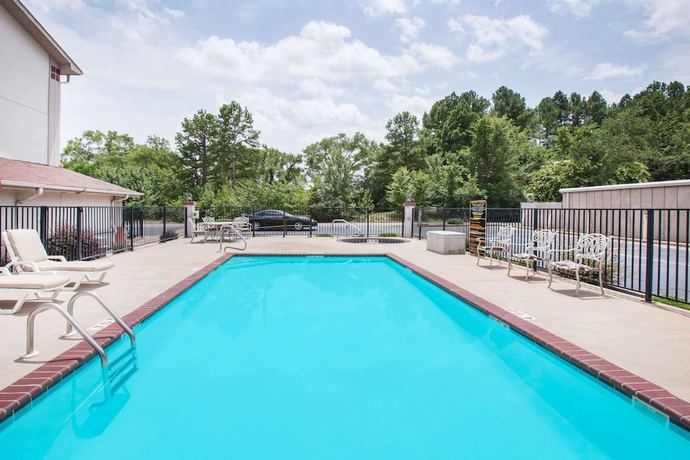 Imagen de la piscina del Hotel Super 8 by Wyndham Hot Springs, Hot Springs. Foto 15
