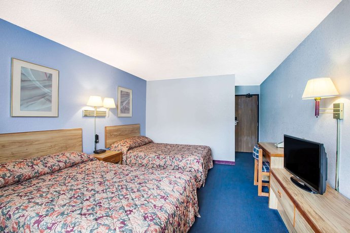 Imagen de la habitación del Hotel Super 8 by Wyndham Hot Springs, Hot Springs. Foto 6