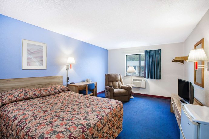Imagen de la habitación del Hotel Super 8 by Wyndham Hot Springs, Hot Springs. Foto 7