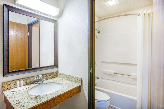 Imagen de la habitación del Hotel Super 8 by Wyndham Hot Springs, Hot Springs. Foto 8
