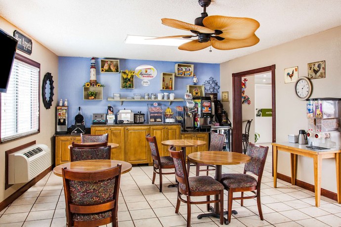 Imagen del bar/restaurante del Hotel Super 8 by Wyndham Hot Springs, Hot Springs. Foto 4