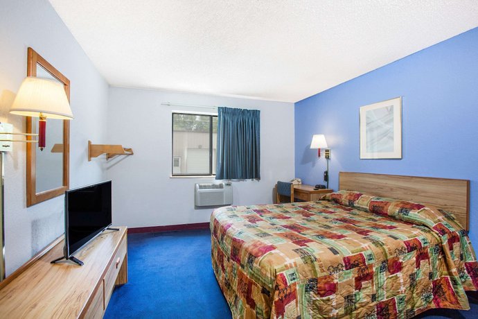 Imagen de la habitación del Hotel Super 8 by Wyndham Hot Springs, Hot Springs. Foto 9