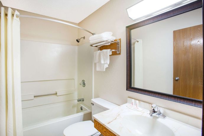 Imagen de la habitación del Hotel Super 8 by Wyndham Hot Springs, Hot Springs. Foto 10