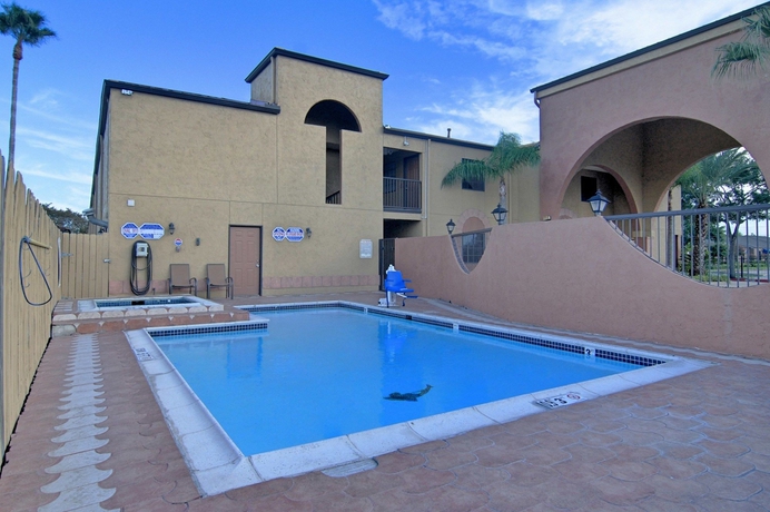 Imagen de la piscina del Hotel Super 8 by Wyndham Houston/Webster/NASA. Foto 16