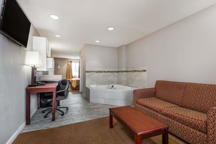 Imagen de la habitación del Hotel Super 8 by Wyndham Indianapolis/NE/Castleton Area. Foto 9