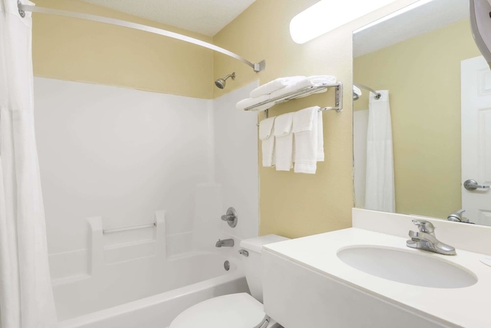 Imagen de la habitación del Hotel Super 8 by Wyndham Indianapolis/NE/Castleton Area. Foto 14