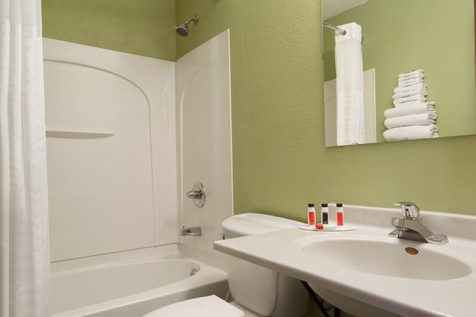 Imagen de la habitación del Hotel Super 8 by Wyndham Ithaca. Foto 8