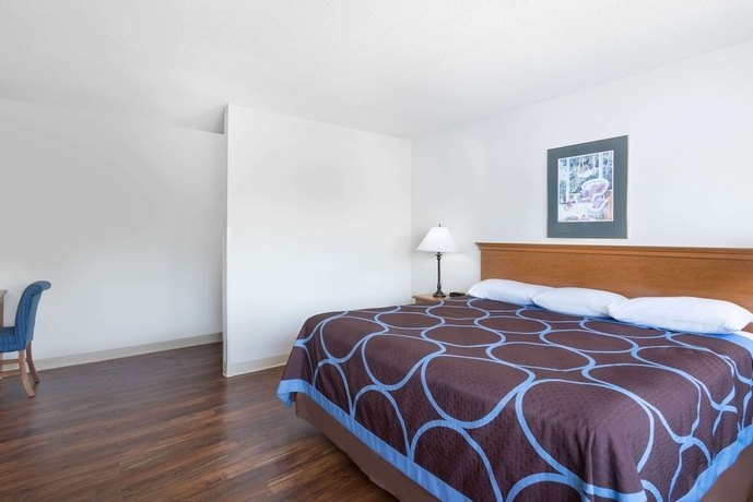 Imagen de la habitación del Hotel Super 8 by Wyndham Kingston. Foto 8