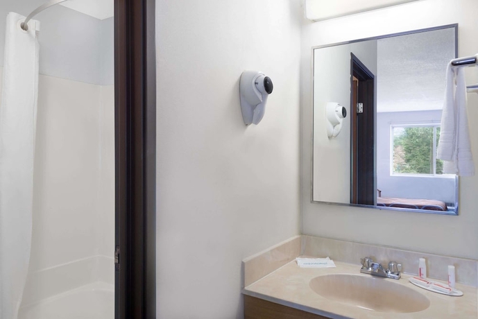 Imagen de la habitación del Hotel Super 8 by Wyndham Kingston, Kingston. Foto 9
