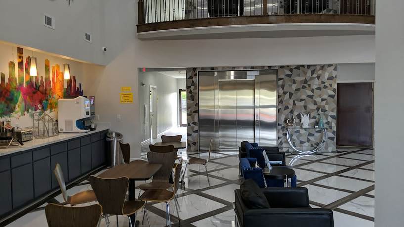 Imagen de los interiores del Hotel Super 8 by Wyndham Kingwood Houston North. Foto 16