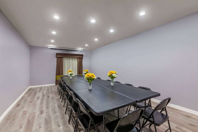 Imagen de los interiores del Hotel Super 8 by Wyndham Kingwood Houston North. Foto 18